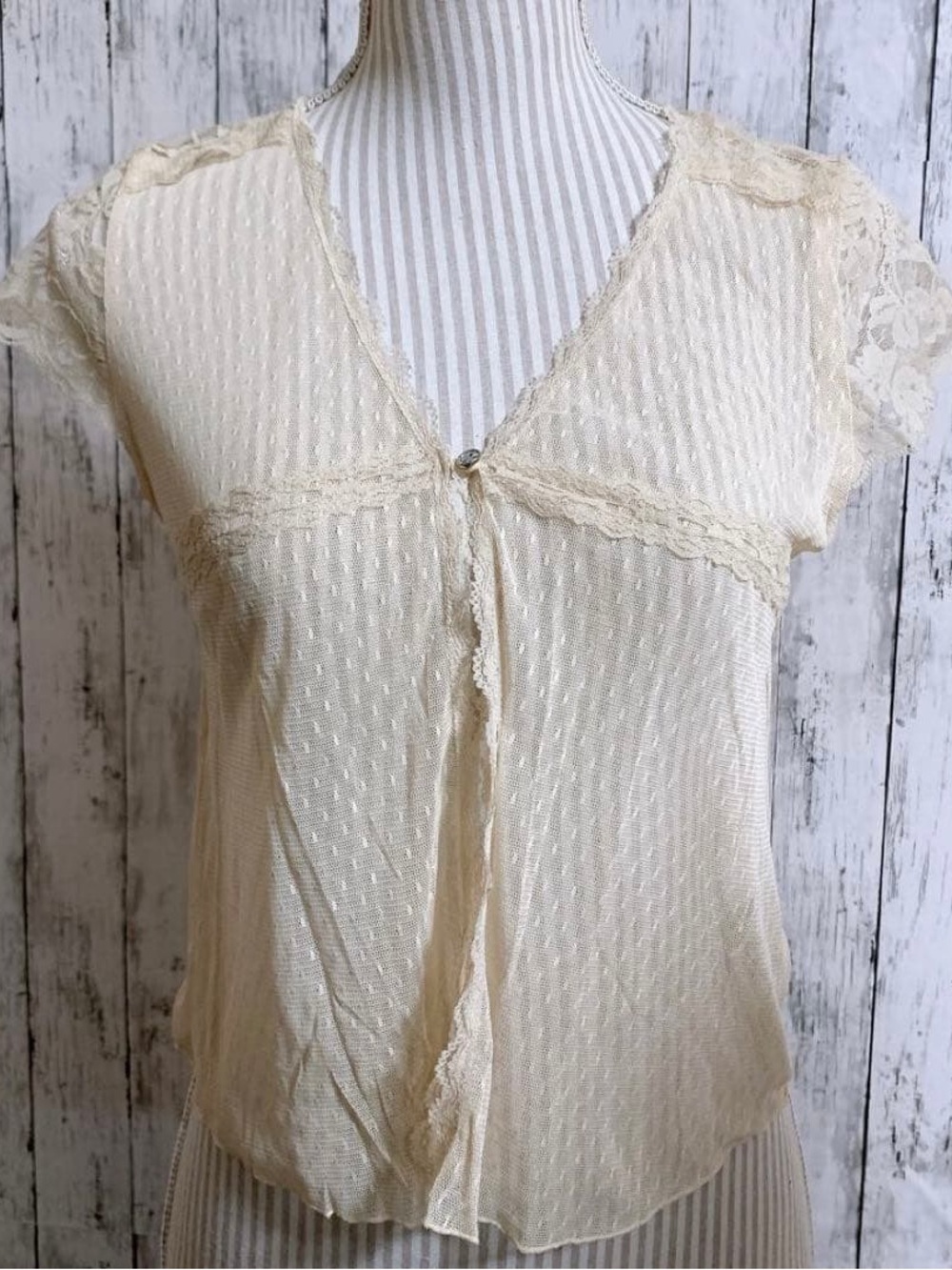 moving sale 💕 - j-fashion cream lace top size m